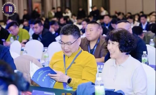 2025全国汽车租赁行业大会以“抓住机遇、优化政策、拓展市场、加快数智赋能”为核心主题,汇聚全行业力量共探发展新路径。 2025全国汽车租赁行业大会以“抓住机遇、优化政策、拓展市场、加快数智赋能”为核心主题,汇聚全行业力量共探发展新路径。